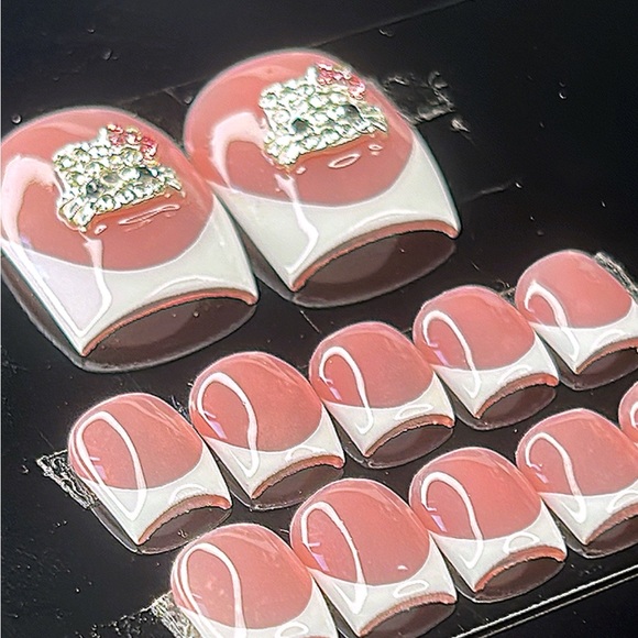 Hello Kitty press on toes - Picture 2 of 4